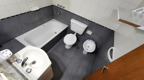 Imagen 10 de 17 de Departamento De Un Dormitorio Tipo Duplex Con Toliette Y Balcón Al Frente