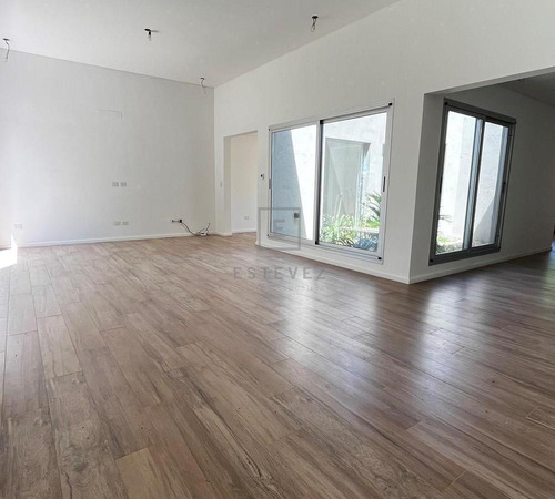 Casa En Venta Con 3 Dormitorios Y Escritorio. Zona De Arboles. Barrio Cerrado San Matias, Escobar