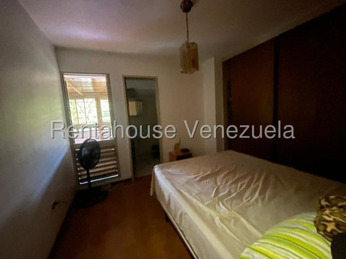 Ag. Vende Amplio Y Comodo Apartamento, Ubicado En La Urbina,