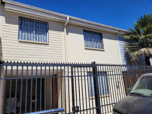 Casa Con Amplios Espacios, En Pasaje Cerrado