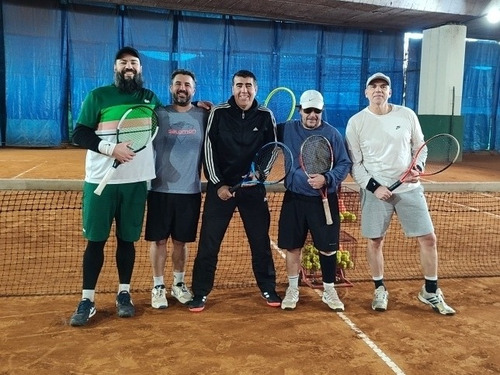 Imagen 4 de 5 de Clases De Tenis Bajo Techo. Ambos Sexos.