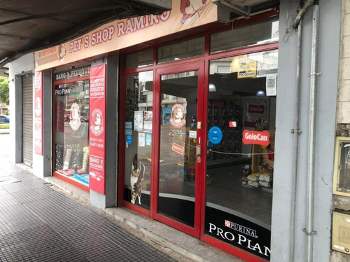 Vende/permuta Local Sobre Avenida Rivadavia Al 9200