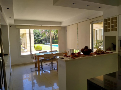 Importante Casa Estilo Francés Impecable Moderna