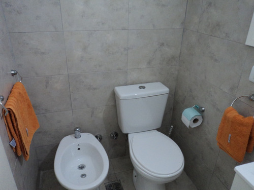 Alquiler Temporario Por Día /semana. Monoambiente Con Balcón Muy Luminoso. Caba, San Cristóbal. Equipado Full. Internet, Cable. Av. Independencia 2200