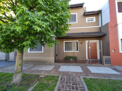 Casa De Cuatro Ambientes, En Venta - Haedo -