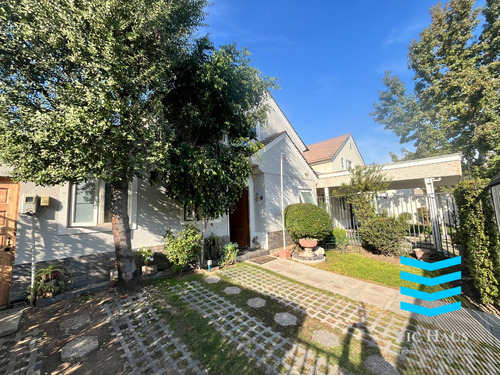 Se Vende Preciosa Casa Frente A Plaza Y Caseta De Guardia!