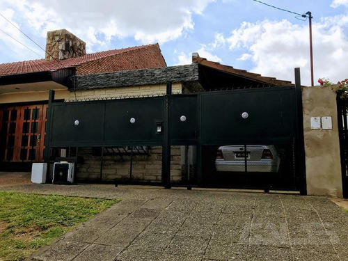 Muy Linda Casa Estilo Americana De 3 Ambientes Con Cochera