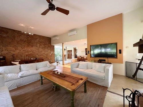 Hermosa Propiedad En Venta De 4 Dormitorios En Zona Lugano, Punta Del Este.