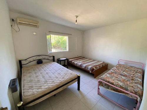 Excelente Casa C/ Cochera Para 2 Vehículos Y Hermoso Jardín.