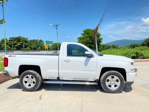 Imagen 4 de 14 de Chevrolet Cheyenne 2018 5.4 2500 Cab Reg Lt Z71 4x4 At