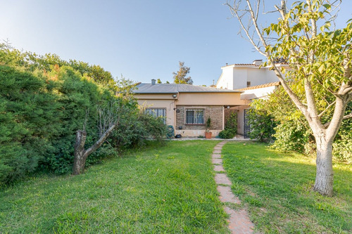 Venta Casa Dos Dormitorios Con Jardin En Fisherton