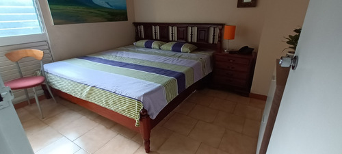 Cama King Size Madera Caoba Con Mesita De Noche Y Colchón.