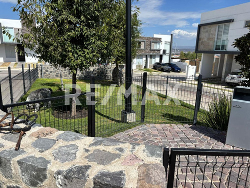 Casa En Venta En Privada De 3 Habitaciones Con Amenidades En San Isidro Juriquilla