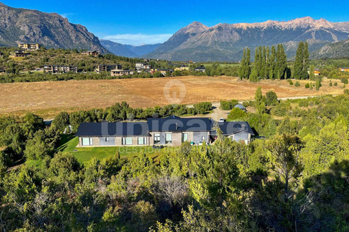 Importante Casa Moderna De Una Planta En Arelauquen Con Vistas A La Montaña