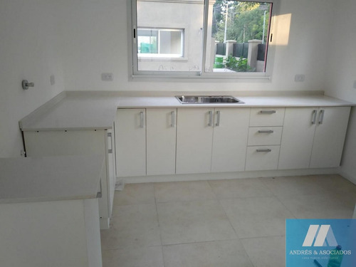 Imagen 5 de 7 de Casas En B° Con Porton Excelente Ubicacion