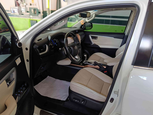 Toyota Hilux SW4 2.8 SRX DIAMOND 4X4 7 LUGARES 16V TURBO INTERCOOLER DIESEL 4P AUTOMÁTICO