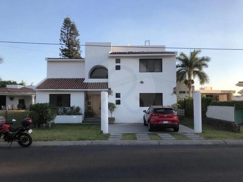 Casa En Venta En Fraccionamiento Lomas De Cocoyoc 4 Recámaras