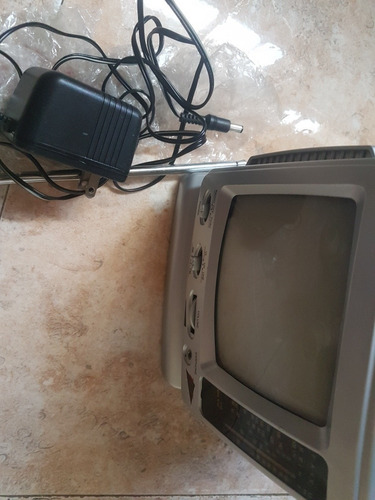 Imagen 5 de 6 de Tv Radio Portátil