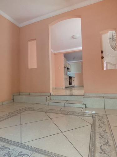 Casa En Venta De 4 Recamaras En Los Portales, Sector Palmito