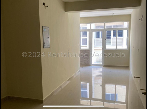 Hermoso Y Amplio Apartamento Para Ser Decorado A Su Gusto Como Lienso En Blanco Ubicado En Valencia Carabobo24-21690 Eloisa Mejia