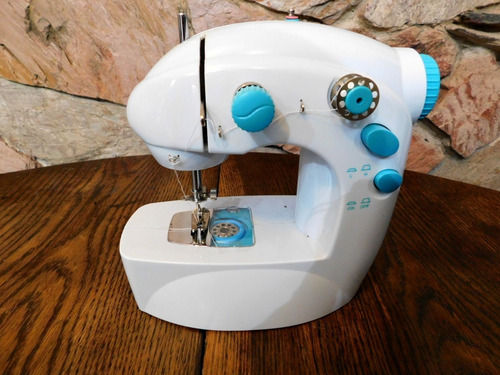 Imagen 5 de 6 de Mini Maquina De Coser Portátil Con Pedal