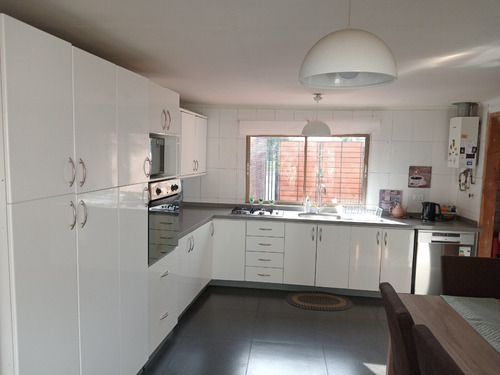 Cómoda Casa Con Amplia Cocina 3d/2b