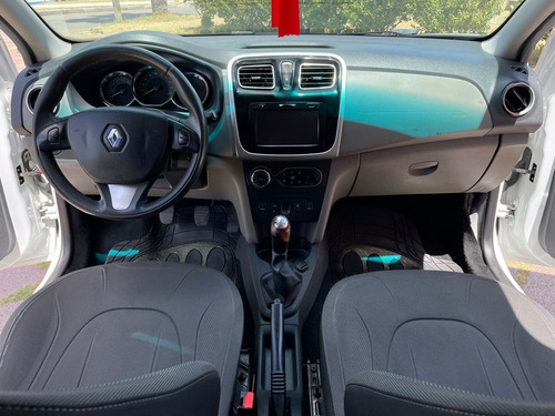 Imagen 16 de 18 de Renault Logan 2015 1.6 Privilége (( Gl Motors )) Financiamos