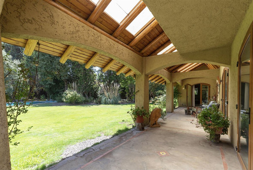 Casa Chilena Venta De 6 Dorm., 5.200mts2, Piscina, En Colina