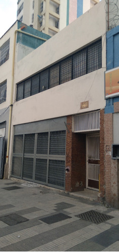 Amplio Y Versatil Local Dos Niveles, Av. San Martin, A Pie De Calle Ideal Para Deposito,comercio Y/o Manufactura, Con Mobiliario (opcional) Facil Acceso A Todo