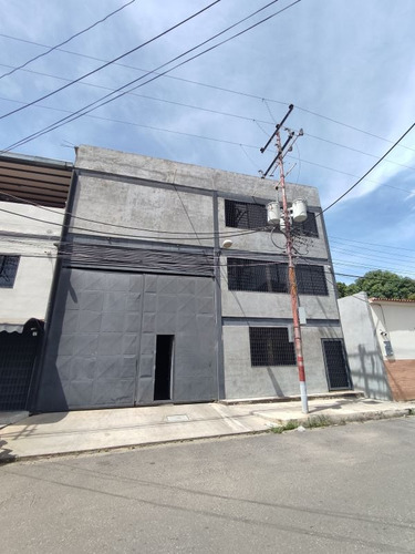 Johana Lazaro Alquila Galpón En La Candelaria - Calle Lopez, Valencia. Galpón A Dos Cuadras De La Estación Michelena Del Metro De Valencia. -488mts Techado Para Almacenamiento **solo Clientes**