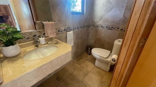 Casa En Venta De 5 Dorm. En Concón