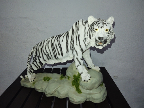 Escultura De Un Tigre Blanco Con Rallas Negras De Recina