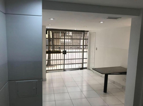 Imagen 5 de 9 de Edificio De Oficinas De 3 Plantas. 3 Baños. Local En Planta Baja Y Dos Pisos De Oficinas.