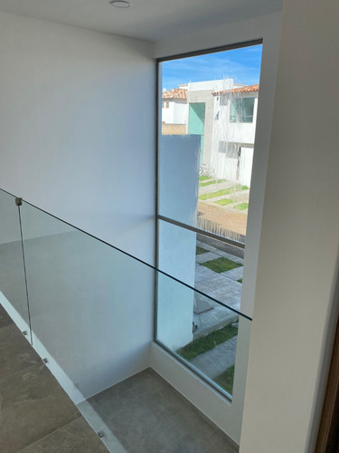 Renta De Casa Semi-nueva En Toluca - Cacalomacan Casa Hermosa , En El Primer Cuadro De La Zona Residencial Campestre De Cacalomacan El Mas Exclusivo A 20 Min Del Centro De Toluca.