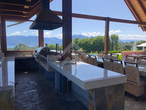 Casa En Venta De 6 Dorm. En Pucón