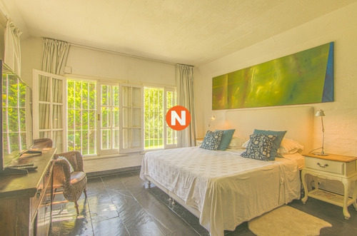 Espectacular Casa En Venta En El Golf, Unica Con 7000 Mt2 De Terreno.- Ref: 209160