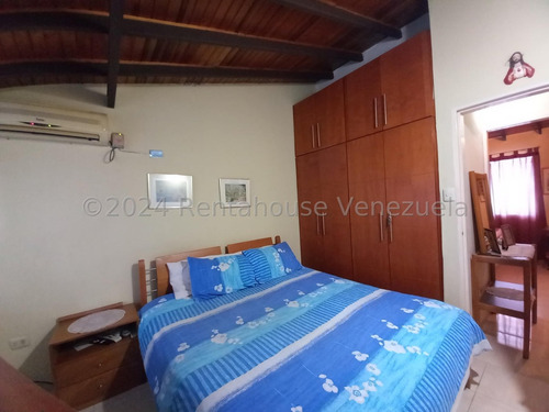 Se Vende Hermoso Townhouse A Una Cuadra De La Av Aragua Con Ubicacon Estrategica Cerca De Supermercados Y Comercios En General Urb Villa Hermosa 22-27402