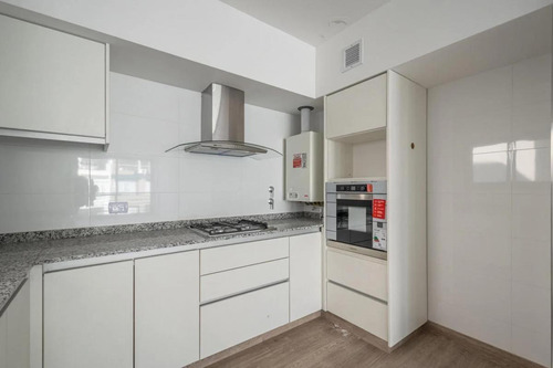 Departamento En Villa Urquiza, Ubicado En Una Amplia Zona Comercial Y Gastronómica.