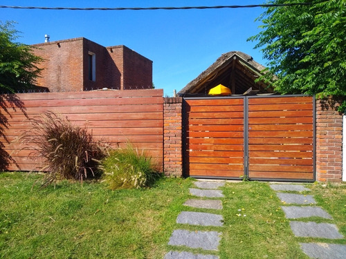 ¡hermosa Casa De 3 Dorm Con Amplio Jardín Y Barbacoa!