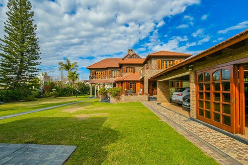 Imagen 2 de 30 de Venta Imponente Casa De 4 Dormitorios Enorme Jardin - Rosario, Santa Fe.