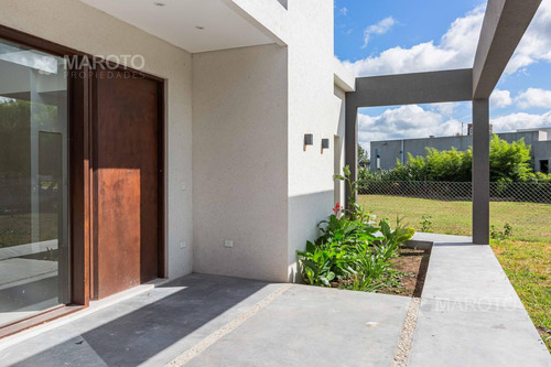 Imagen 11 de 30 de Casa En Venta A La Laguna En Canton Norte- Maroto Propiedades-