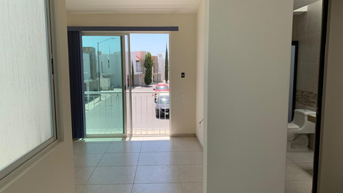 Casa En Renta En Circuito Privado En Fracc. Monterreal, Santa Barbara, Villa De Pozos