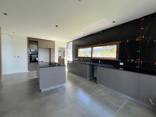 Casa En Venta Al Lago Central En Nordelta Virazón