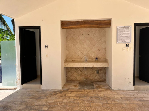Casa Frente Al Mar En Venta En Merida F-215, 4 Rec. En Chicxulub $12,000,000