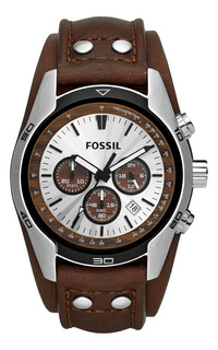 Reloj pulsera Fossil Coachman de cuerpo color plateado, analógico, para hombre, fondo beige, con correa de cuero color marrón, agujas color blanco y negro, dial negro, subesferas color marrón y negro,