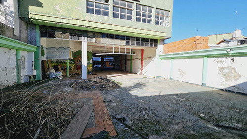 Local En Pleno Villa Bosch