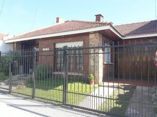 Casa En Venta - 2 Dormitorios 1 Baño - 200mts2 - Necochea