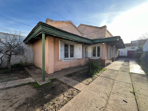 Casa Con Galpón En Barrio Las Avenidas