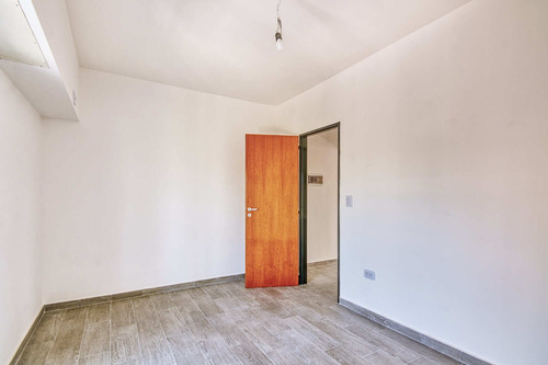 Ph A Estrenar En Venta Listo Para Escriturar!! En Remedios De Escalada, Lanús