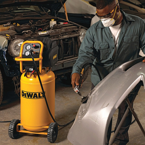 Imagen 6 de 9 de Compresor de aire eléctrico DeWalt D55168 15gal 1.6hp 120V amarillo